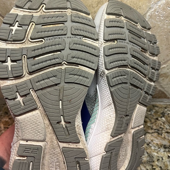 Women’s Brooks running shoes - Picture 6 of 6